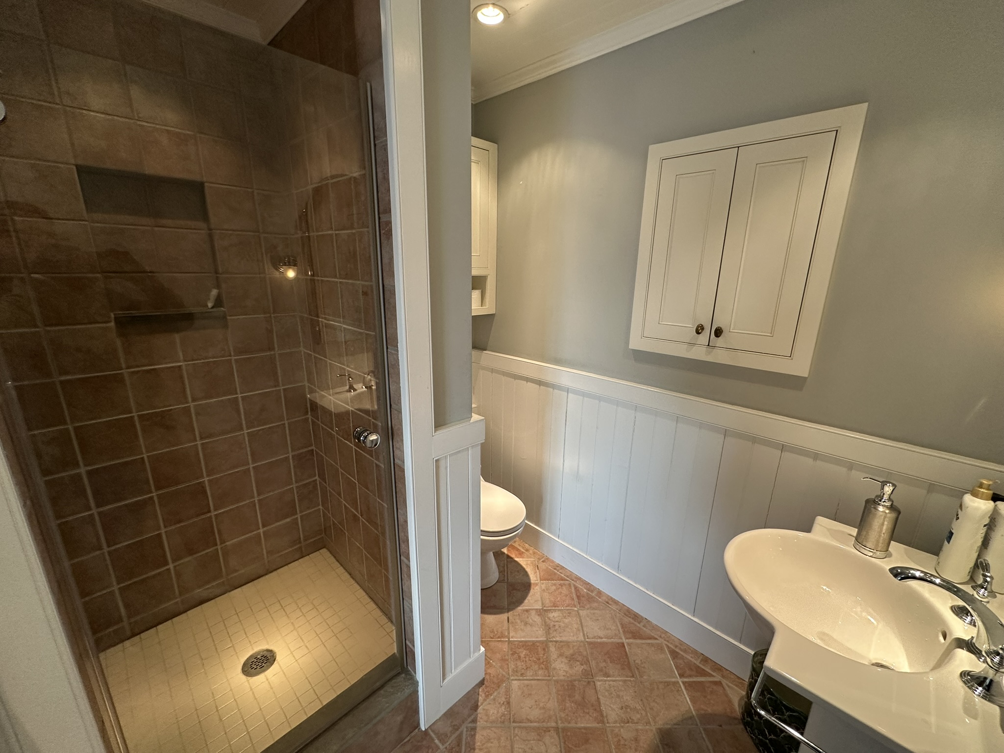 Upper floor bathroom - alternate view