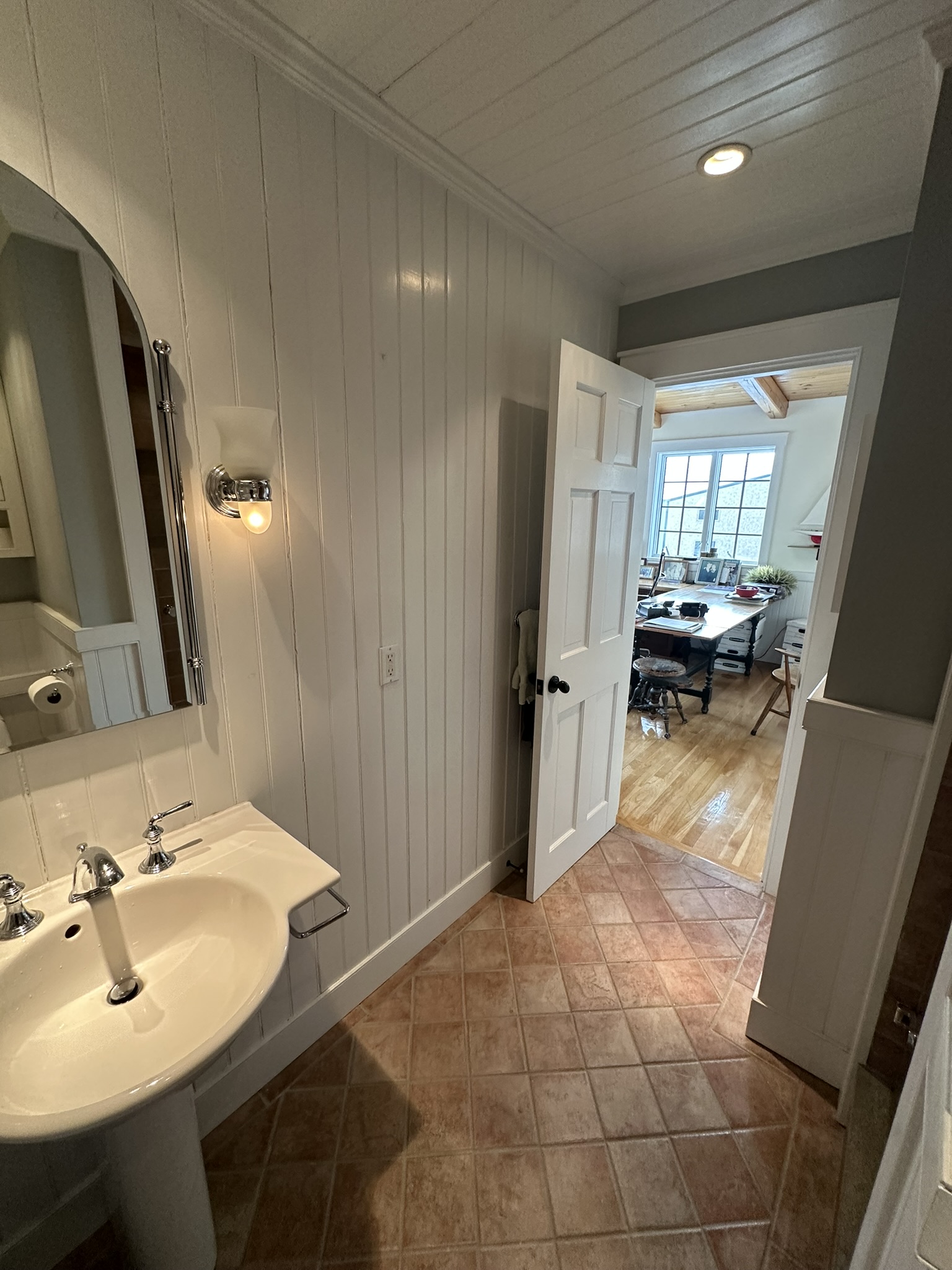 Upper floor bathroom - detail